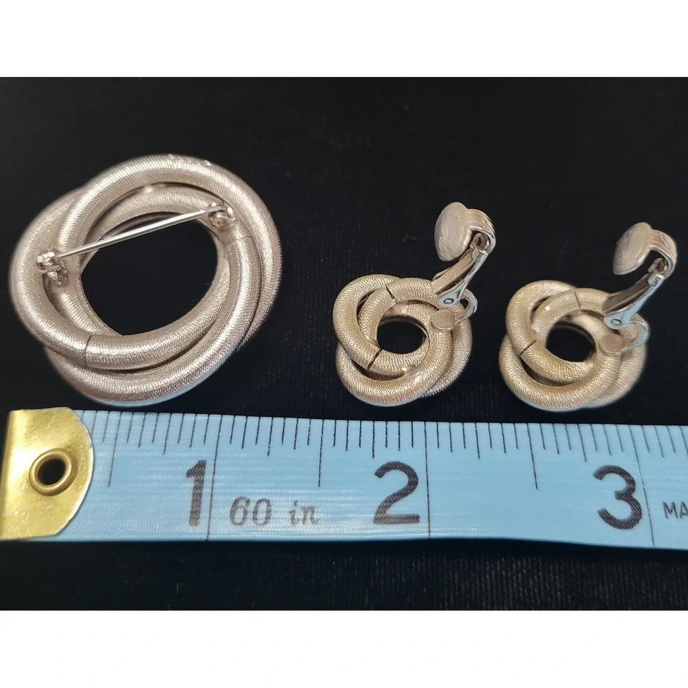 Vintage SARAH COVENTRY Signed Silver Tone Circle Love Knot Brooch‎ & Earrings - Picture 3 of 3
